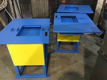Тумбы с гнутыми панелями, RAL 5005 + жёлтый акцент