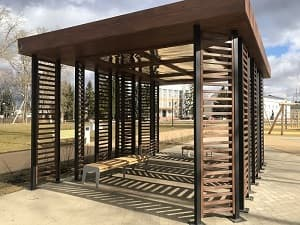 Пергола из профтрубы с деревянным настилом